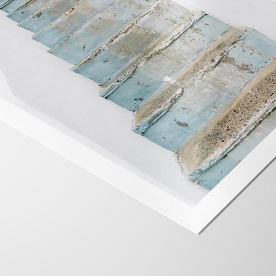 Plakat bez ramy 50x70 - Niebieskie Schody Santorini - stare kamienne schody, niebieskie schody