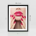 Plakat w ramie 30x40 - Wyrażenie Piękna - paznokcie, usta - rama czarna