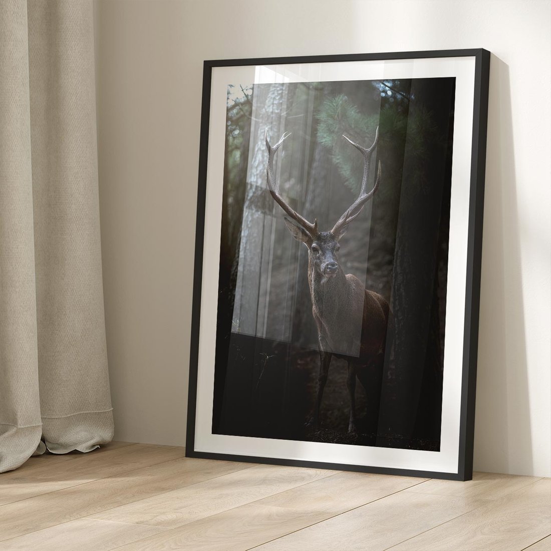 Plakat w ramie 30x40 - Jeleń wśród lasu - jeleń, las - rama czarna