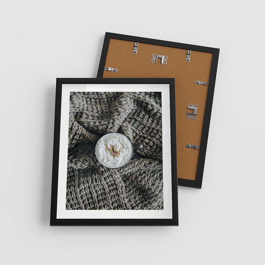 Plakat w ramie 40x50 - Relaks z Kawą i Kocem - ciepły wełniany koc, kawa z bitą śmietaną - rama czarna