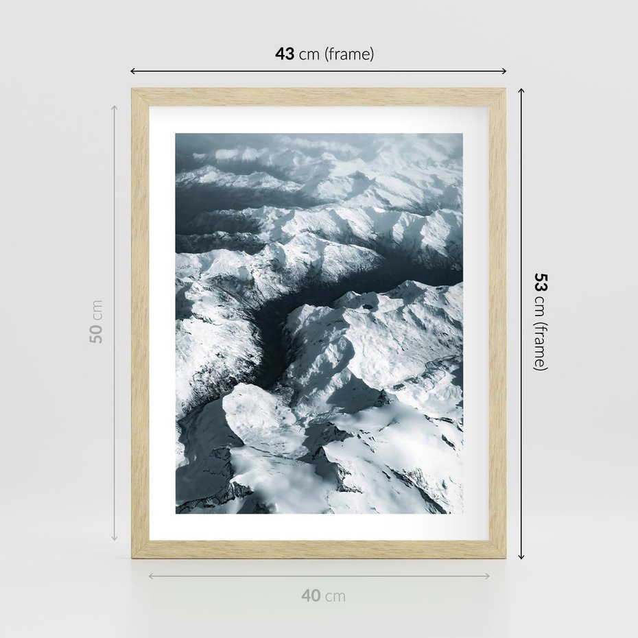 Plakat w ramie 40x50 - Ośnieżone Szczyty z Wysoka - ośnieżone szczyt górskie, zdjęcie z lotu ptaka - rama drewno