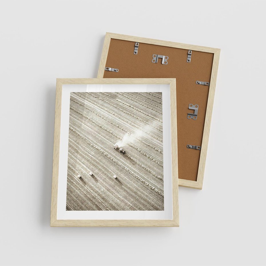 Plakat w ramie 40x50 - Pole i Żniwa na Malowniczym Zdjęciu - pole, traktor - rama drewno