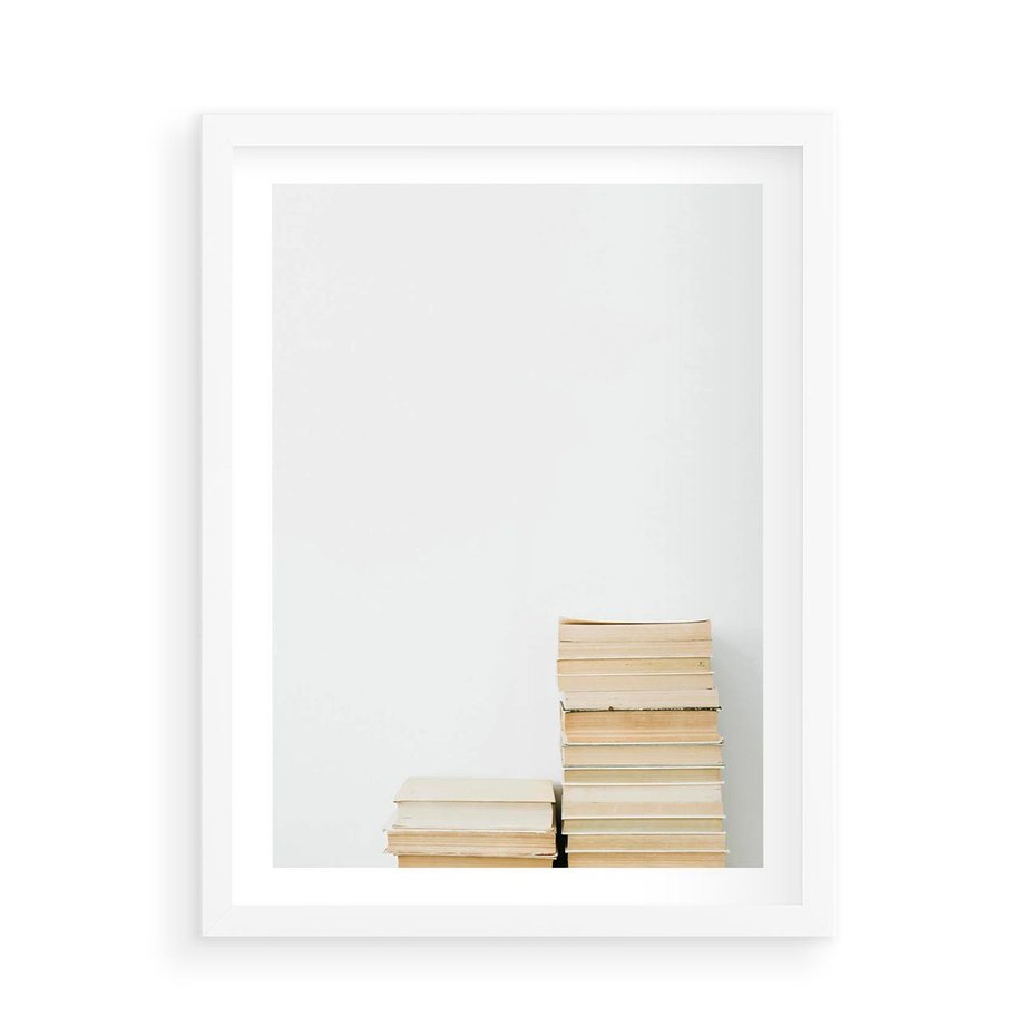 Plakat w ramie 50x70 - Stos Zakurzonych Opowieści - stos książek, ksiązki na stosie - rama biała