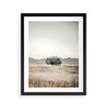 Plakat w ramie 40x50 - Wiejska Idylla - stary drewniany dom w polu suchej trawy, fotografia - rama czarna