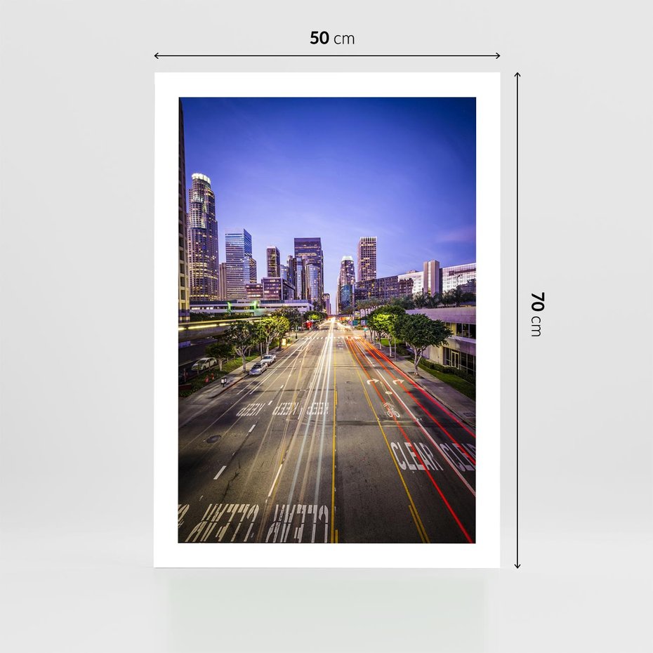 Plakat bez ramy 50x70 - Światło nocnej ulicy - miasto, nocą