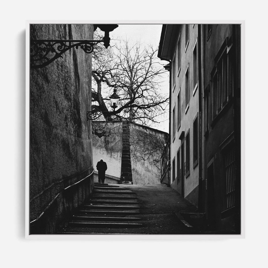 Obraz w ramie 50x50 - Ukryta Uliczka - czarno białe zdjęcie, schody - rama biała