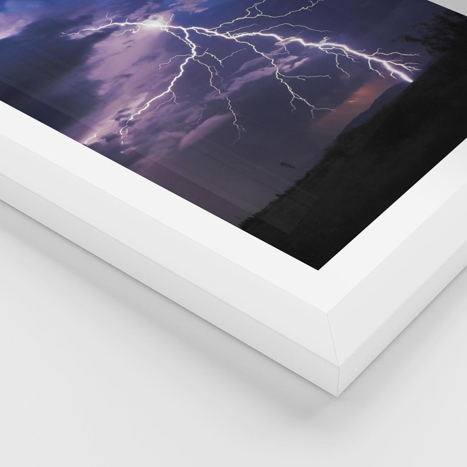 Plakat w ramie 30x40 - Burza z błyskawicami nad horyzontem - burza, błyskawica - rama biała