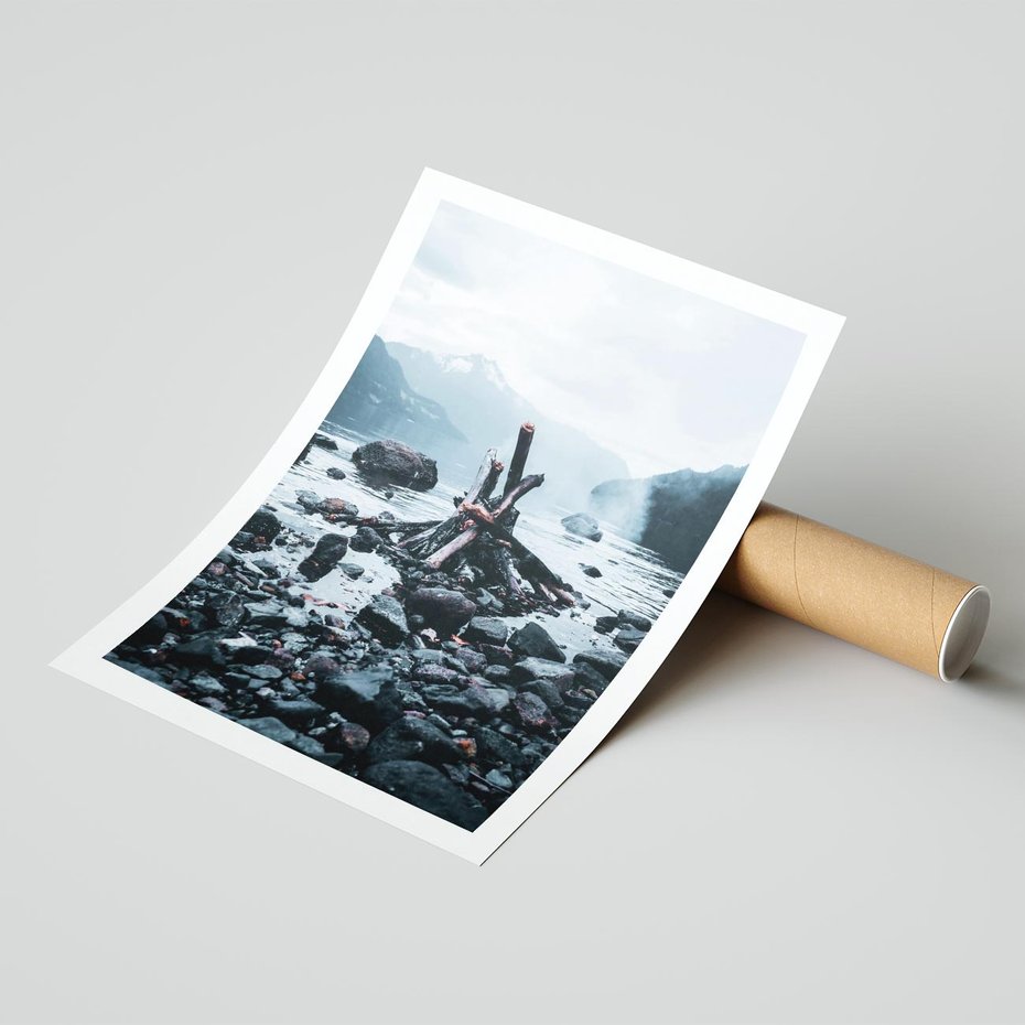 Plakat bez ramy 30x40 - To ujęcie jeziora w górach z zgaszonym ogniskiem nad brzegiem, tworząc atmosferę spokoju i refleksji w otoczeniu przyrody. - jezioro w górach, zgaszone ognisko