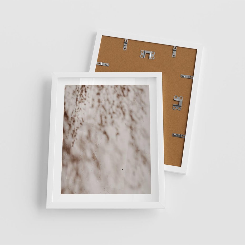 Plakat w ramie 40x50 - Cień Gałęzi - beżowa ściana, cień gałęzi - rama biała