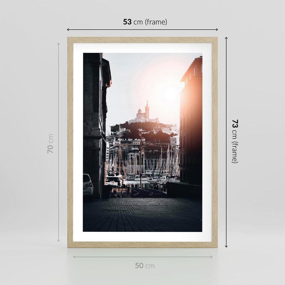 Plakat w ramie 50x70 - Światło Portowe - czarno białe zdjecie, uliczka w nadmorskim mieście - rama drewno