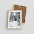 Plakat w ramie 30x40 - Spokój Zimowej Przygody w Lesie - domek w górach w lesie, zima - rama drewno
