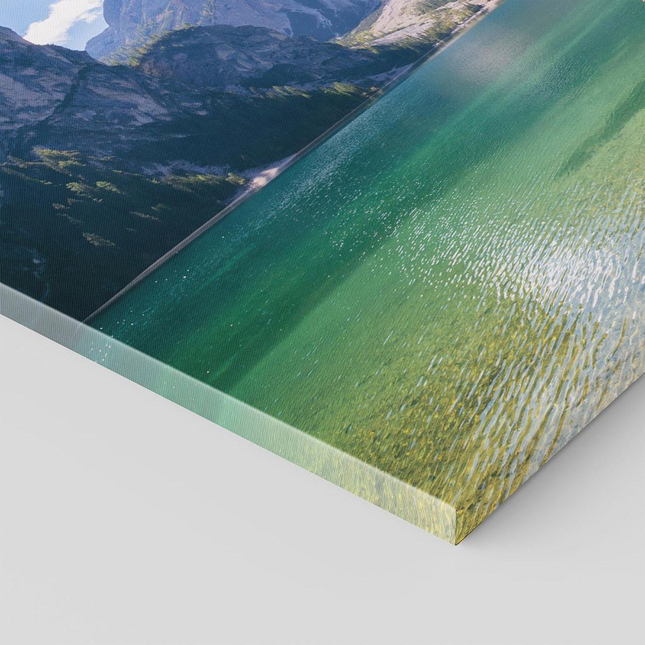 Obraz na płótnie 120x80 - Wzgórza i Jezioro: Urok Górskiej Przyrody - góry, jezioro