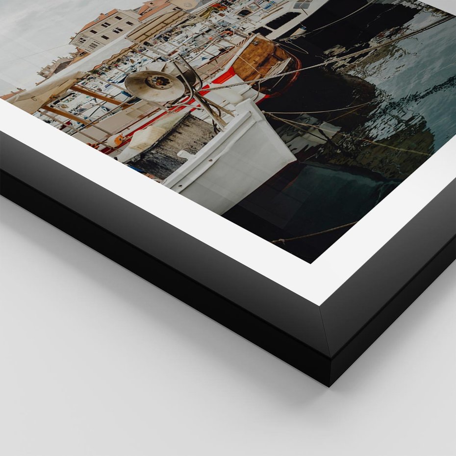 Plakat w ramie 50x70 - Malowniczy Krajobraz Morski - morze, łódki - rama czarna