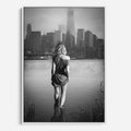Obraz w ramie 80x120 - Kapiel w Mieście - czarno białe zdjęcie, kobieta wchodzi do wody - rama biała