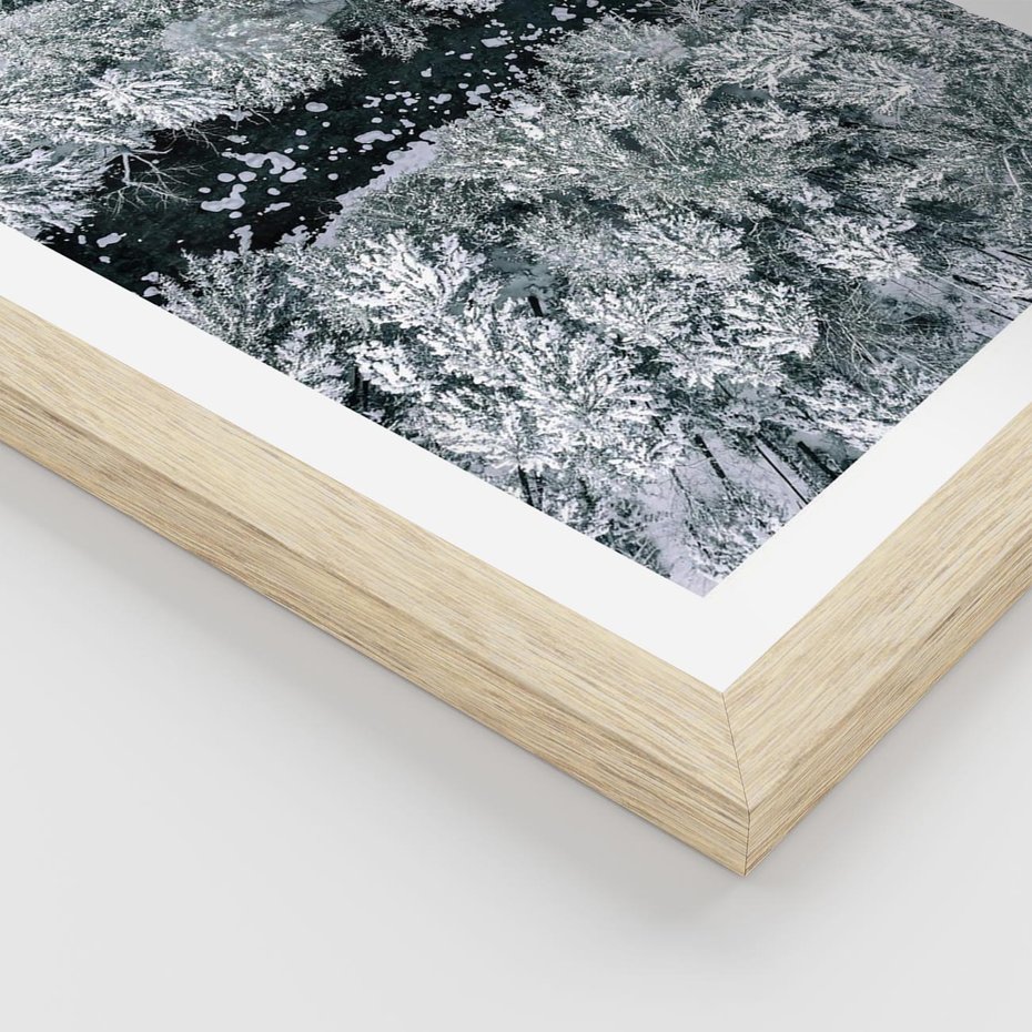 Plakat w ramie 40x50 - Zimowy Krajobraz z Góry - zdjęcie z góry, zaśnieżony las i zamarznięty strumyk - rama drewno