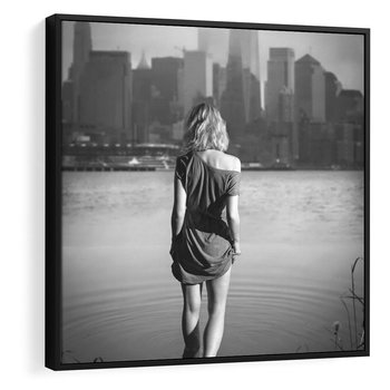 Obraz w ramie 50x50 - Kapiel w Mieście - czarno białe zdjęcie, kobieta wchodzi do wody - rama czarna