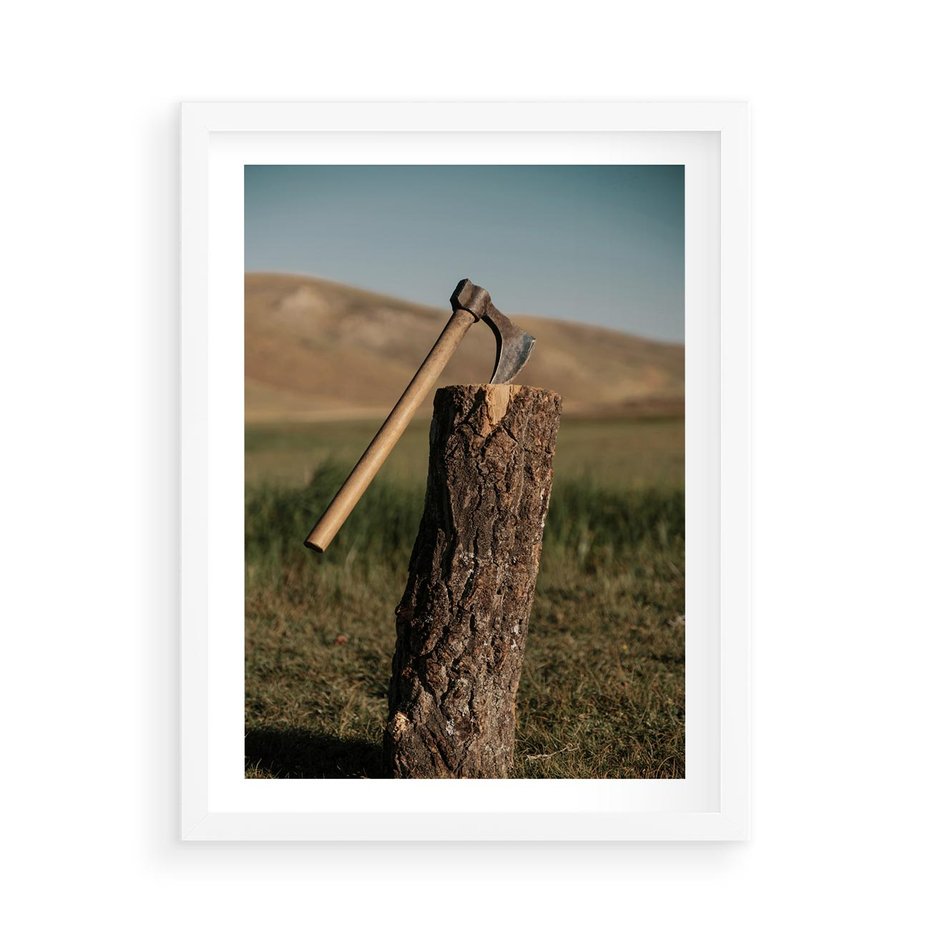 Plakat w ramie 50x70 - Lasowa siła w drewnie - las, siekiera - rama biała