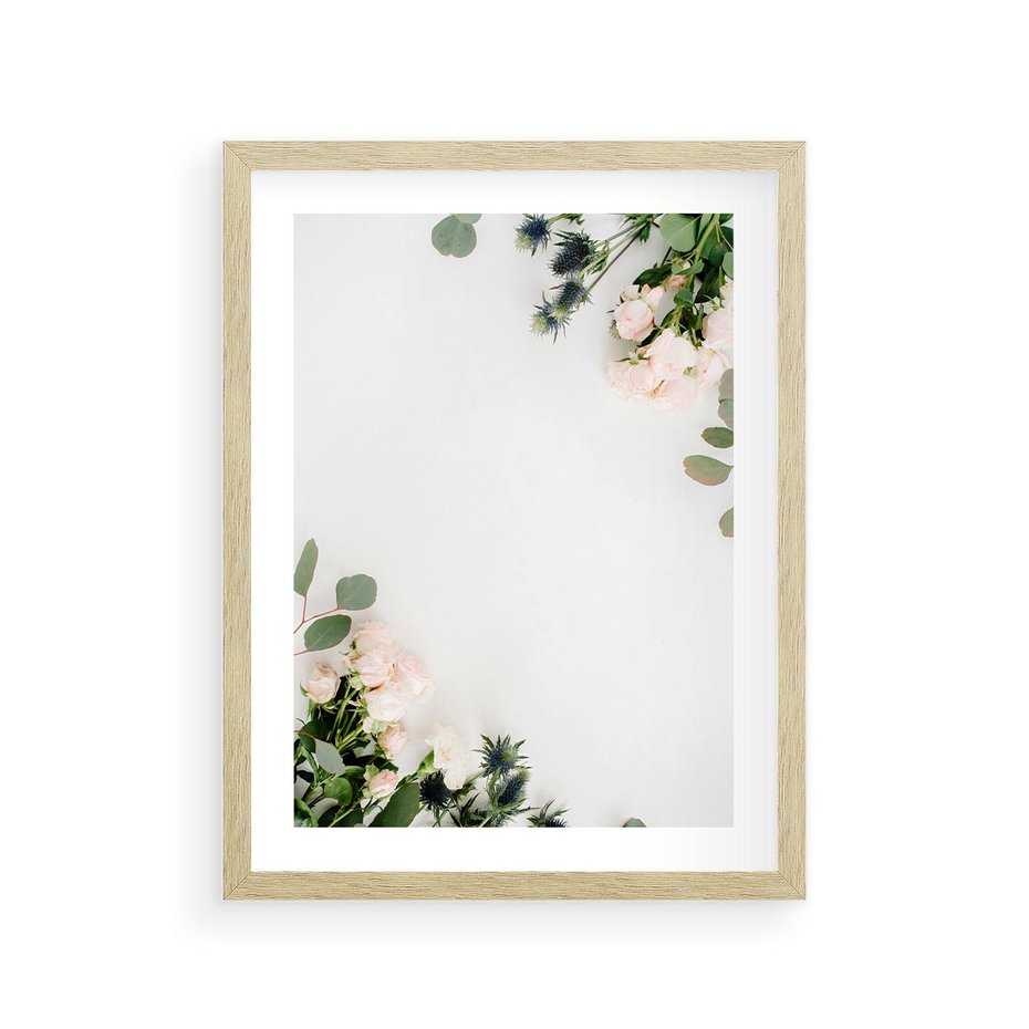 Plakat w ramie 30x40 - Kompozycja z Białych Róż i Eukaliptusa - kompozycja z białych kwiatów na białym tle, róże - rama drewno