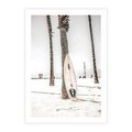 Plakat bez ramy 21x30 - Plażowy Relaks - deska surfingowa, oparta o palmę