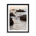 Plakat w ramie 50x70 - Dramatyczna Sceneria: Morze i Skały nad Brzegiem - fale, morze - rama czarna