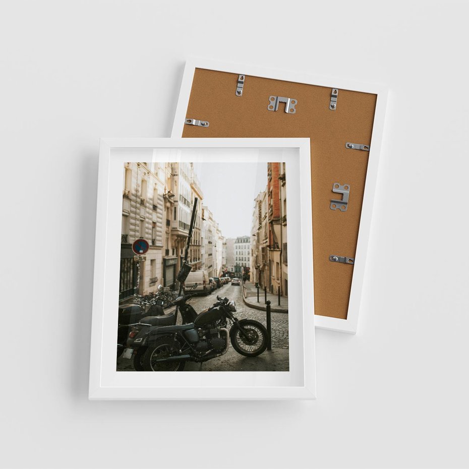 Plakat w ramie 40x50 - Ducha Przygody - motor, uliczka - rama biała