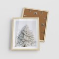 Plakat w ramie 40x50 - Zimowa Poezja w Ośnieżonym Drzewie - ośnieżone drzewo, zima - rama drewno