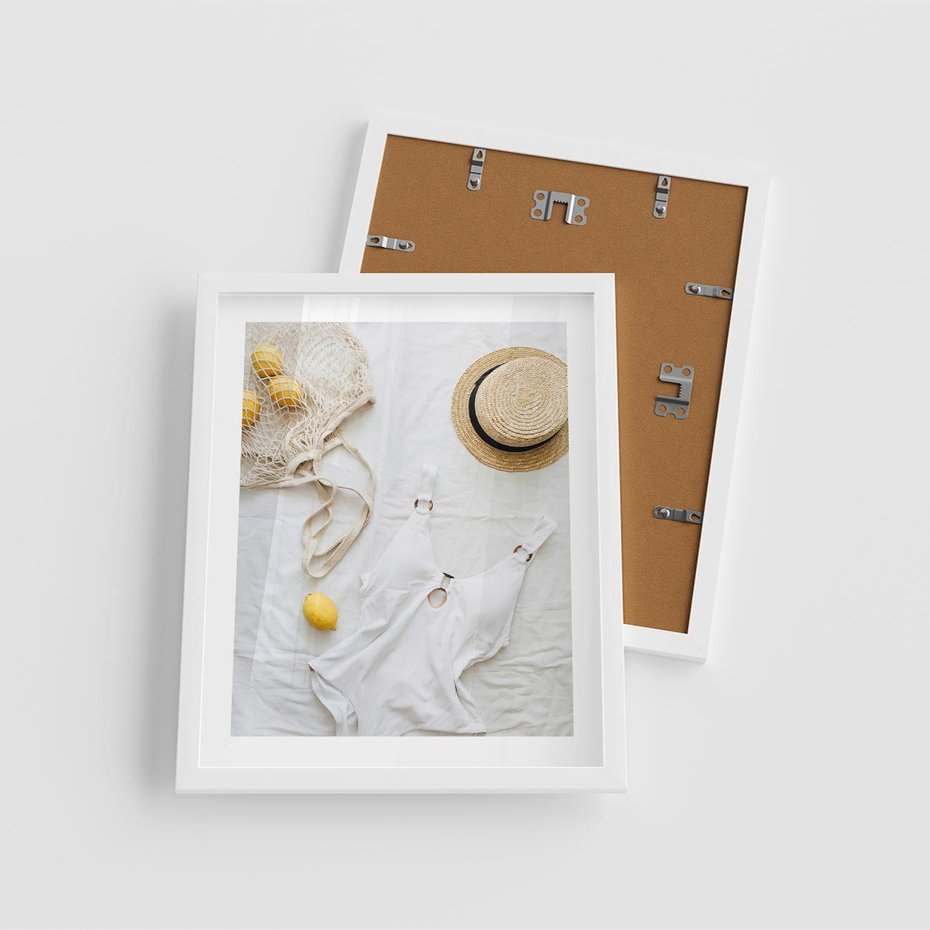 Plakat w ramie 40x50 - Moda na Wakacje: Cytrynowy Urok - kompozycja letnia, fashion - rama biała