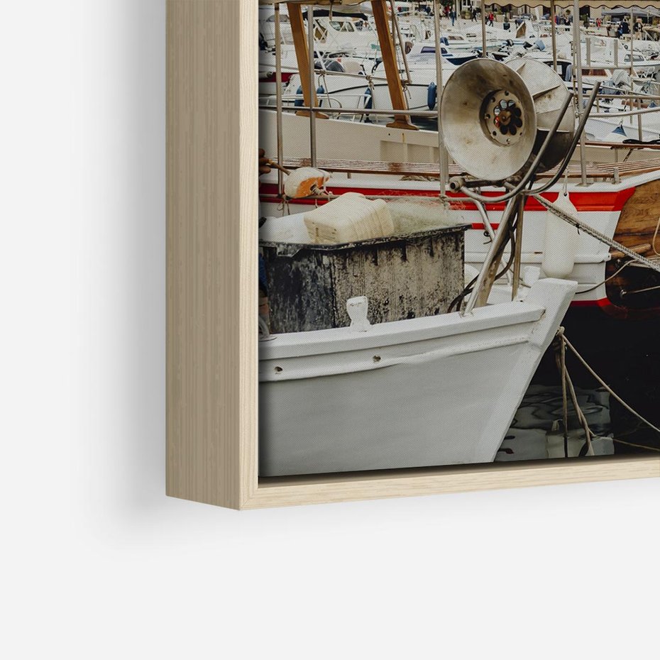 Obraz w ramie 80x80 - Malowniczy Krajobraz Morski - morze, łódki - rama drewno