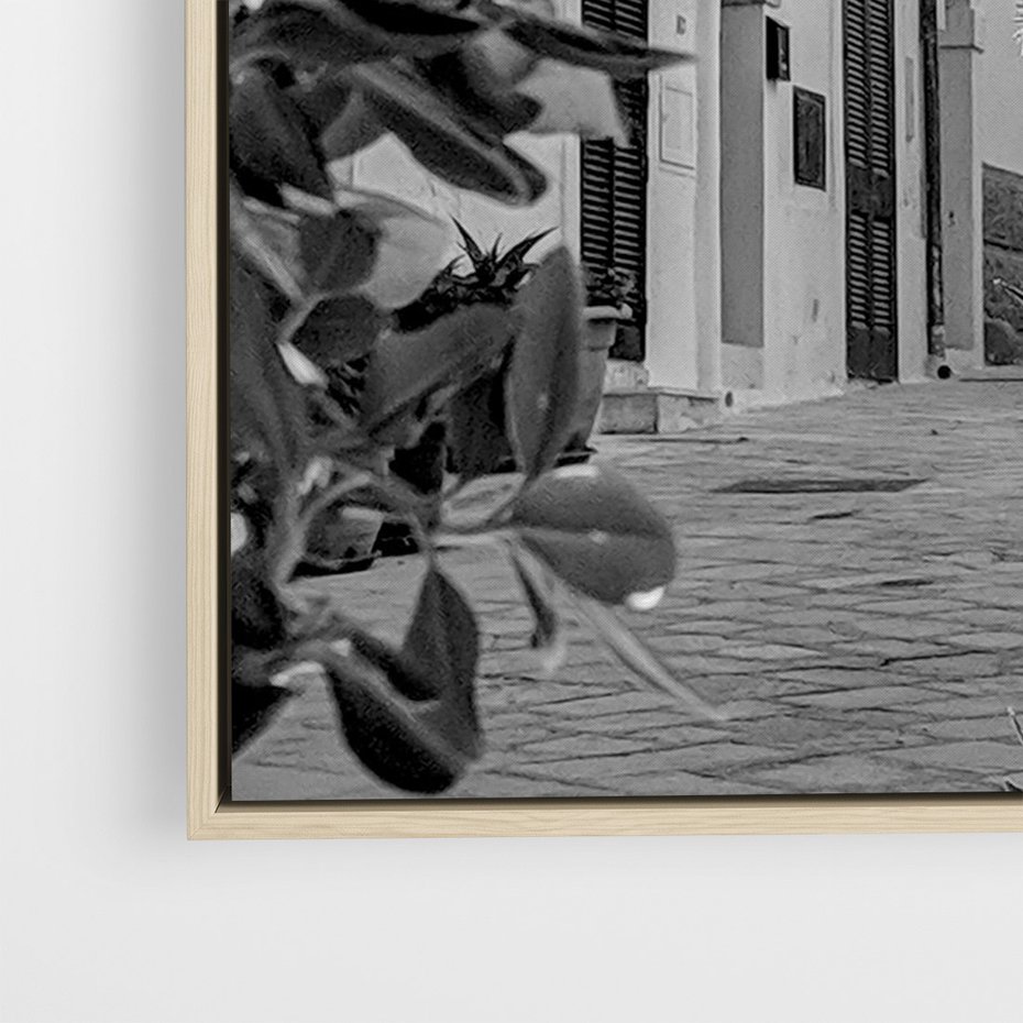 Obraz w ramie 80x120 - Nadmorska Uliczka - czarno białe zdjecie, uliczka w nadmorskim mieście - rama drewno