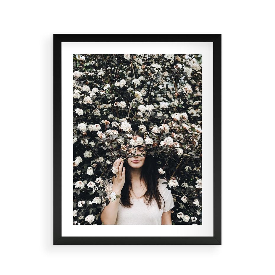 Plakat w ramie 40x50 - Kobieta w Krzewie Kwiatów - krzak z kwiatami, schowana za nim kobieta - rama czarna