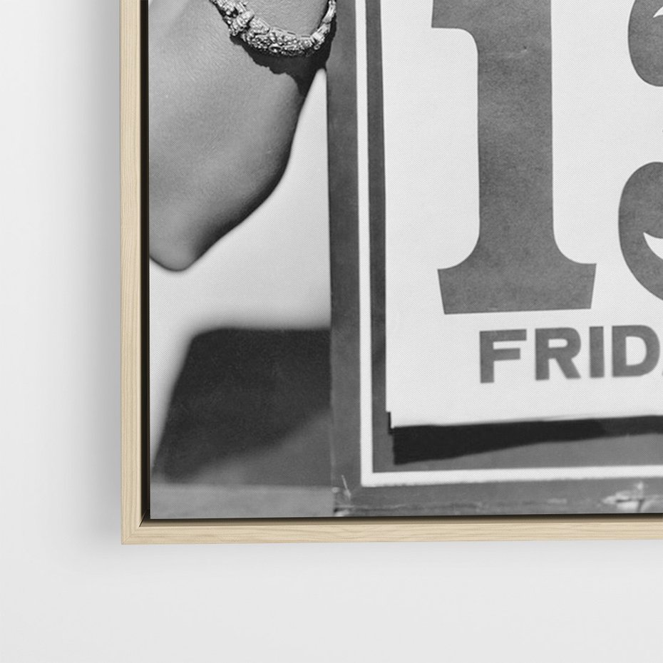 Obraz w ramie 50x70 - Czy to Pech - retro zdjęcie, czarno białe - rama drewno