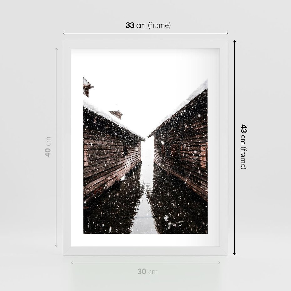 Plakat w ramie 30x40 - Spadający Śnieg - domek górski, w zimie - rama biała