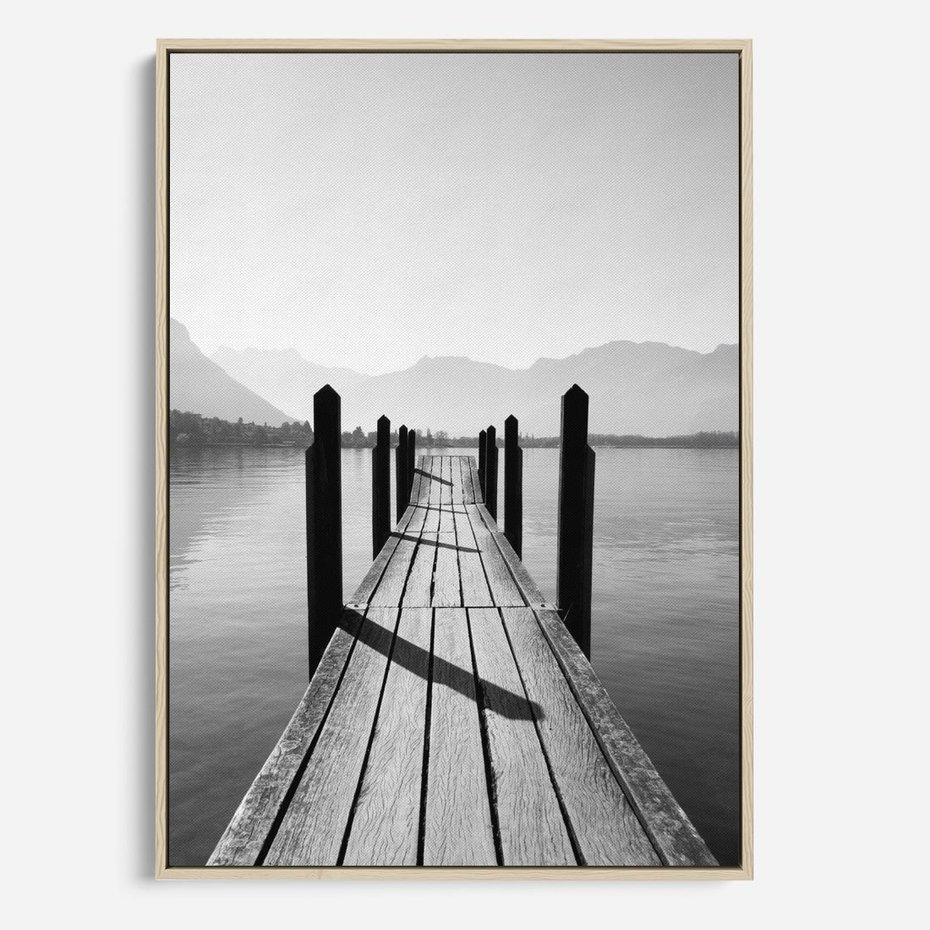 Obraz w ramie 50x70 - Spokojna Przystań - czarno biała fotografia, drewniany pomost na jeziorze - rama drewno