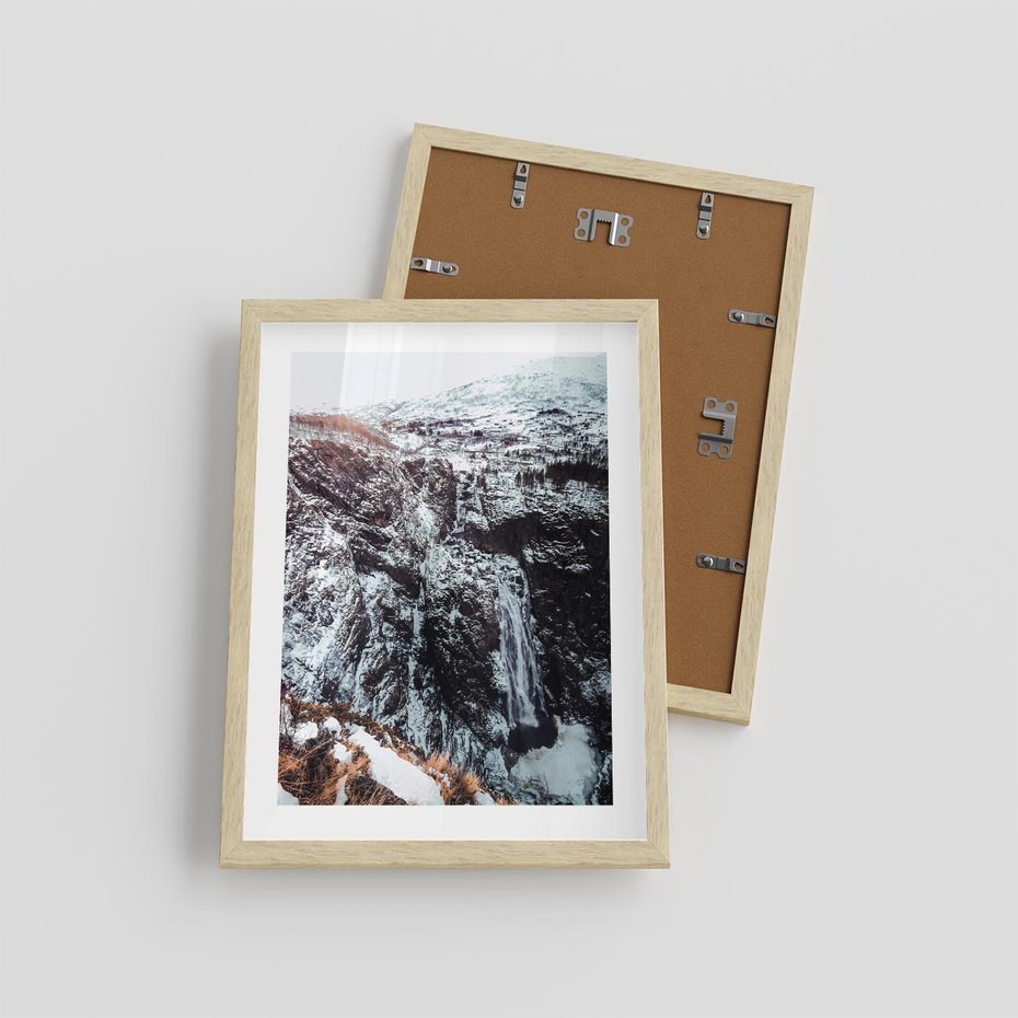 Plakat w ramie 30x40 - Góry w Białym Uroku: Zimowa Sceneria - górski krajobraz, zima - rama drewno