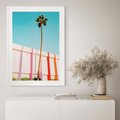 Plakat bez ramy 50x70 - Tropikalny Kontrast - palma na tle błękitnego nieba, kolorowy mur