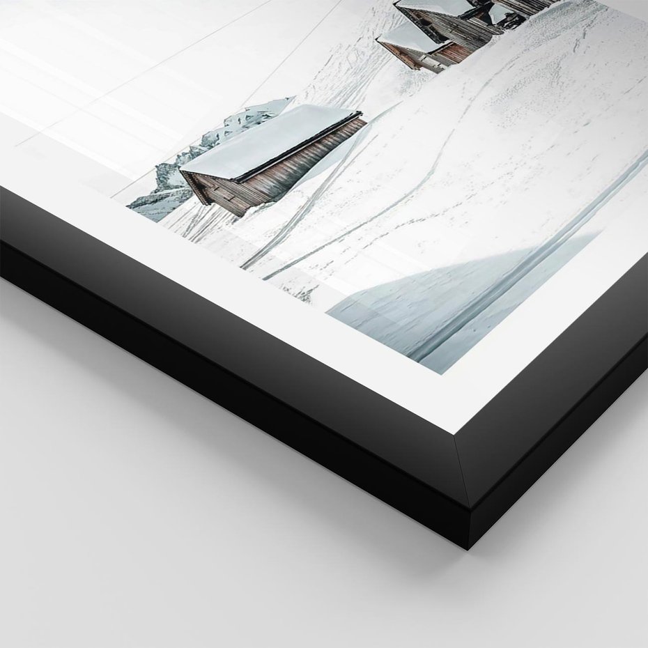 Plakat w ramie 50x70 - Zima w Domkach: Urok Śnieżnej Scenerii - domki w śnieżnym krajobrazie - rama czarna