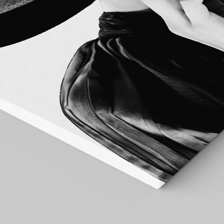 Obraz na płótnie 70x50 - Czarna Elegancja - fotografia czarno biała, zbliżenie portret kobiety w czerni