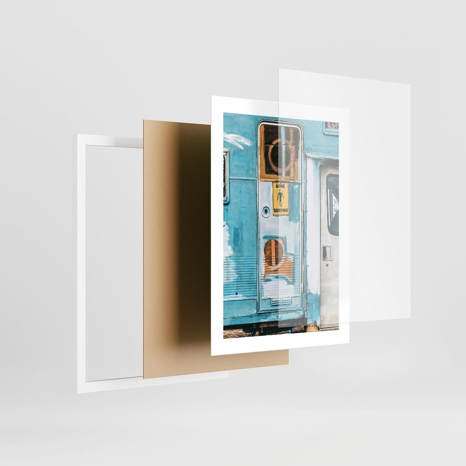 Plakat w ramie 30x40 - Nostalgiczna Podróż - stara przyczepa kempingowa, niebieskie kolory - rama biała