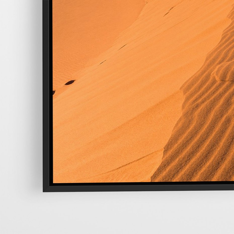 Obraz w ramie 70x100 - Piasek pustyni wędruje - pustynia, piasek - rama czarna