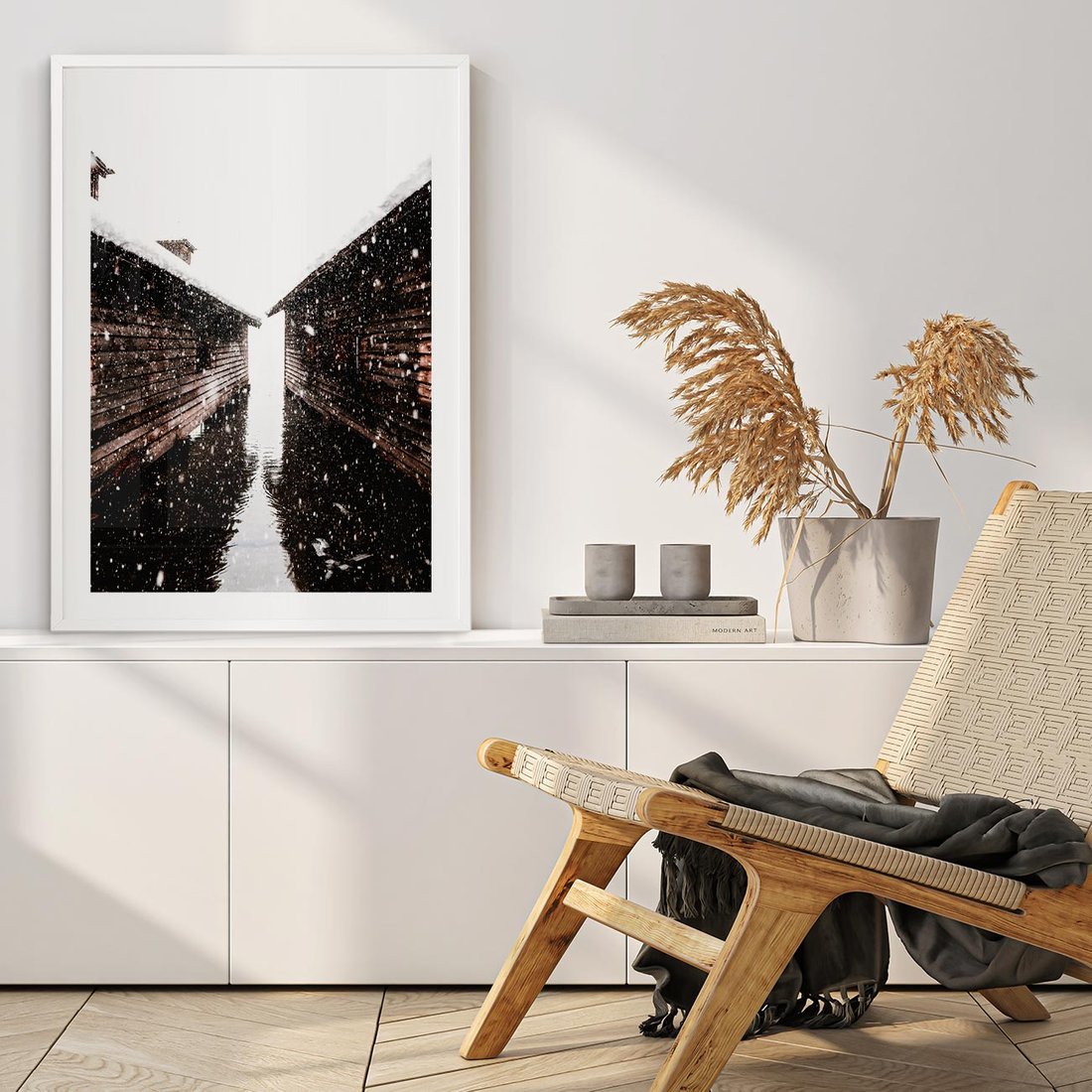 Plakat w ramie 30x40 - Spadający Śnieg - domek górski, w zimie - rama biała