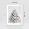 Plakat w ramie 40x50 - Zimowa Poezja w Ośnieżonym Drzewie - ośnieżone drzewo, zima - rama biała