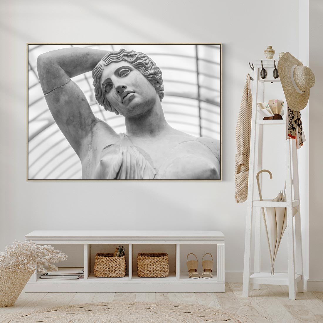 Obraz w ramie 100x70 - Zaklęta w Kamieniu - antyczna rzeźba kobiety na fotografii, czarno biała - rama drewno