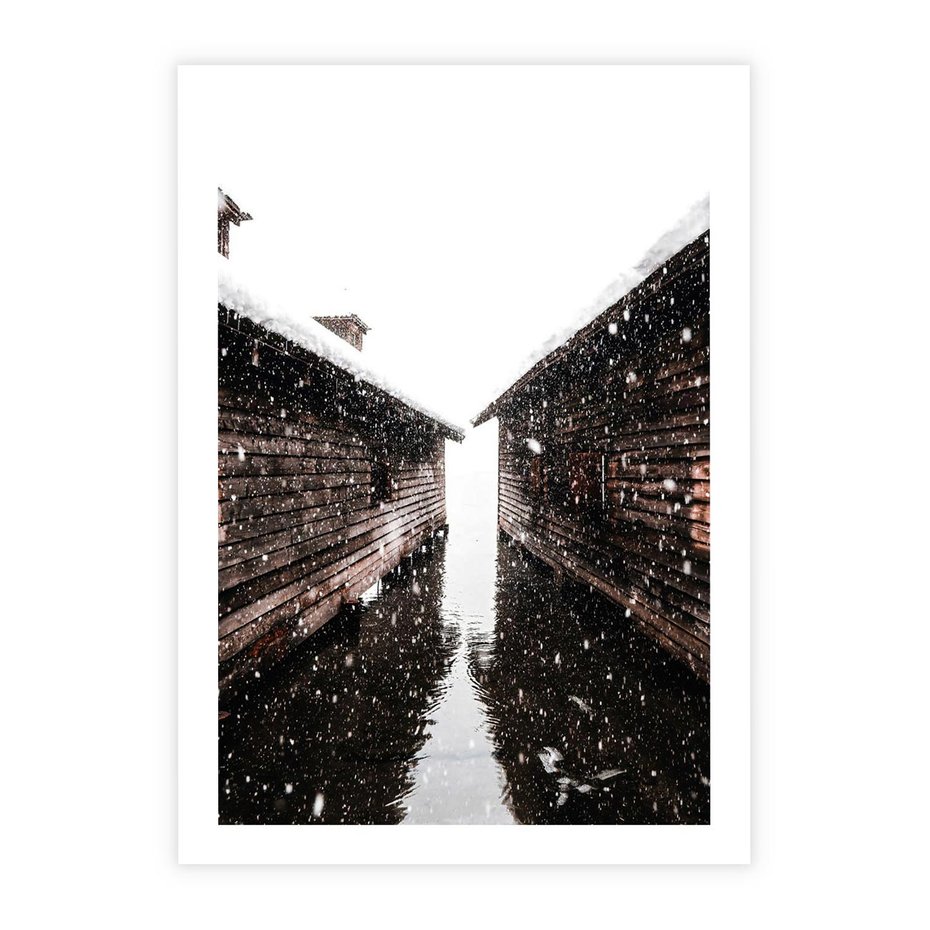 Plakat bez ramy 50x70 - Spadający Śnieg - domek górski, w zimie