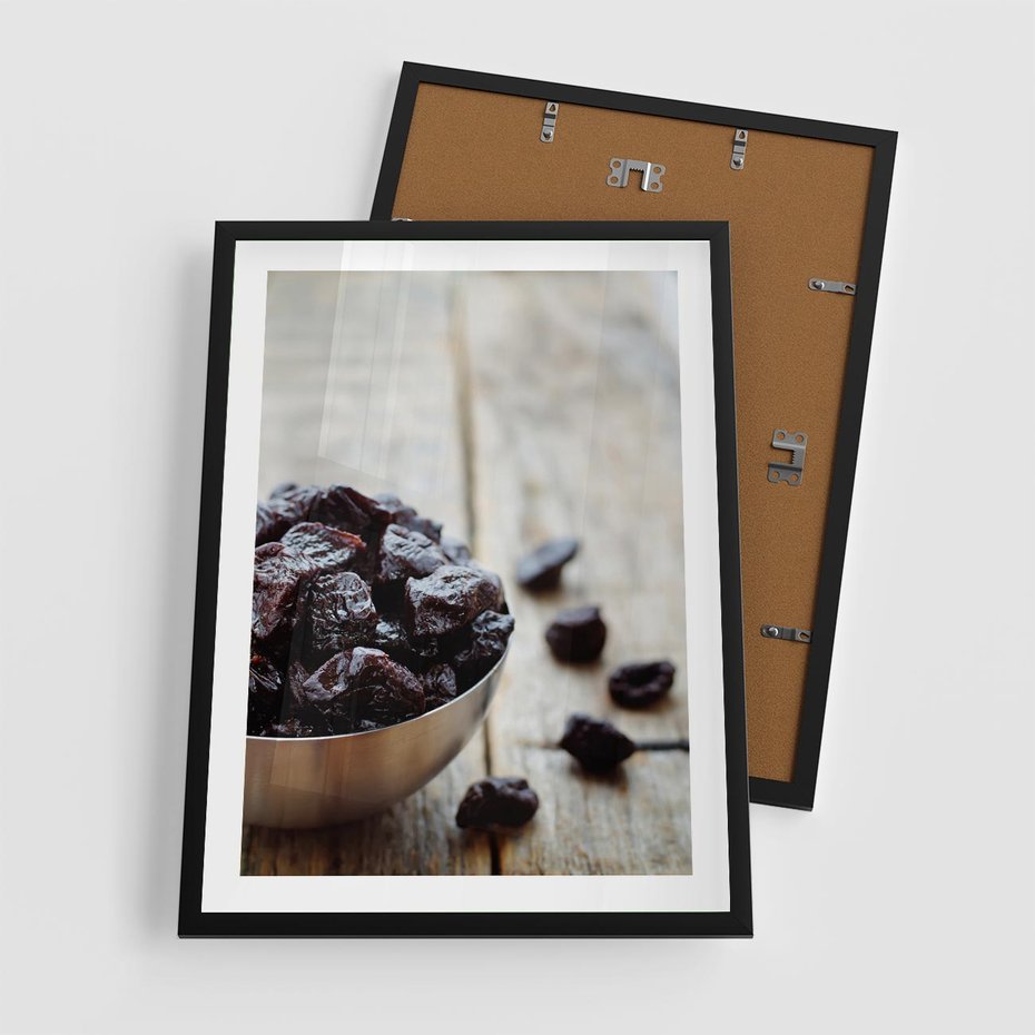 Plakat w ramie 50x70 - Smakowite rodzynki na talerzu - rodzynki, jedzenie - rama czarna