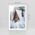 Plakat w ramie 50x70 - Zimowe Ustronie w Lesie - domek w lesie, zimowy las - rama biała