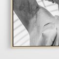 Obraz w ramie 50x50 - Zaklęta w Kamieniu - antyczna rzeźba kobiety na fotografii, czarno biała - rama drewno