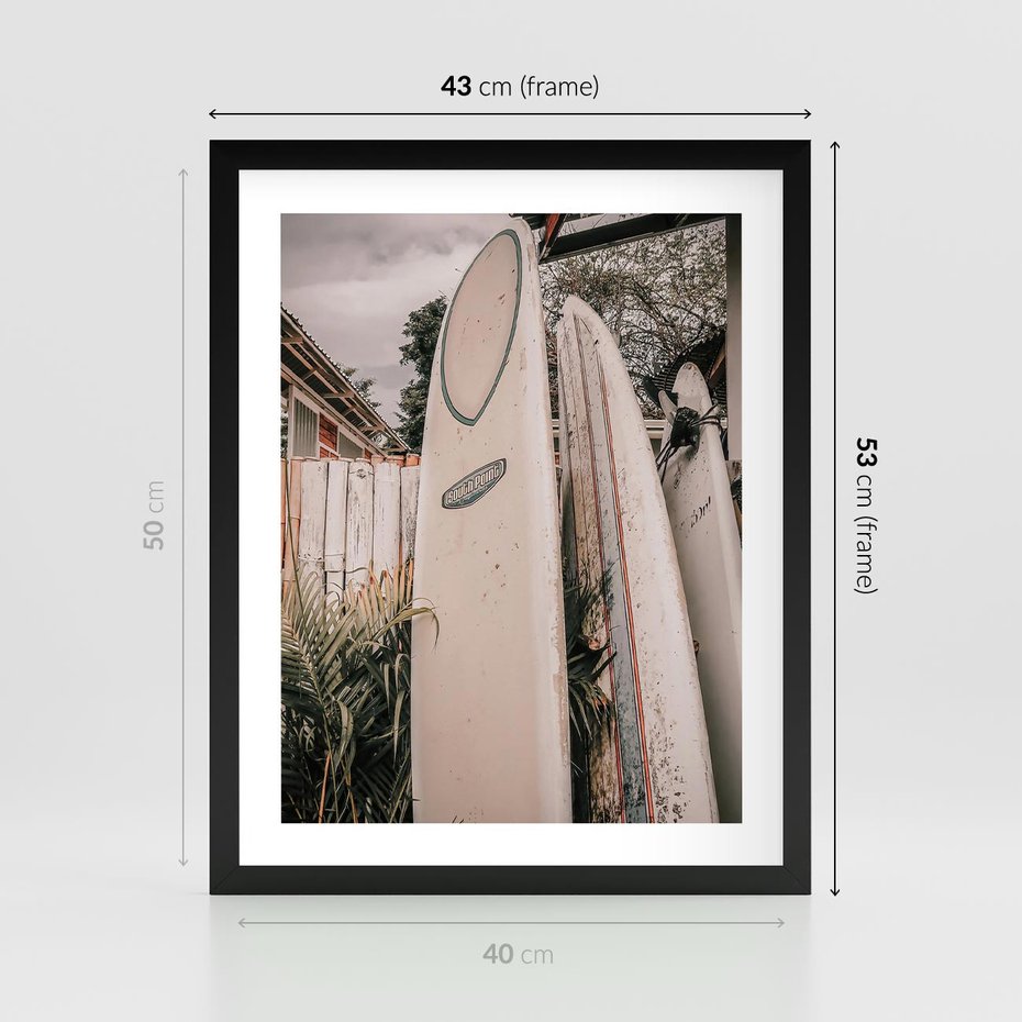 Plakat w ramie 40x50 - Deski Surfingowe czekają na Fale - deski surfingowe, stoją pod płotem - rama czarna