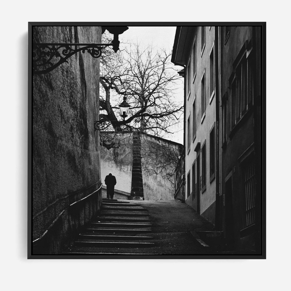 Obraz w ramie 50x50 - Ukryta Uliczka - czarno białe zdjęcie, schody - rama czarna