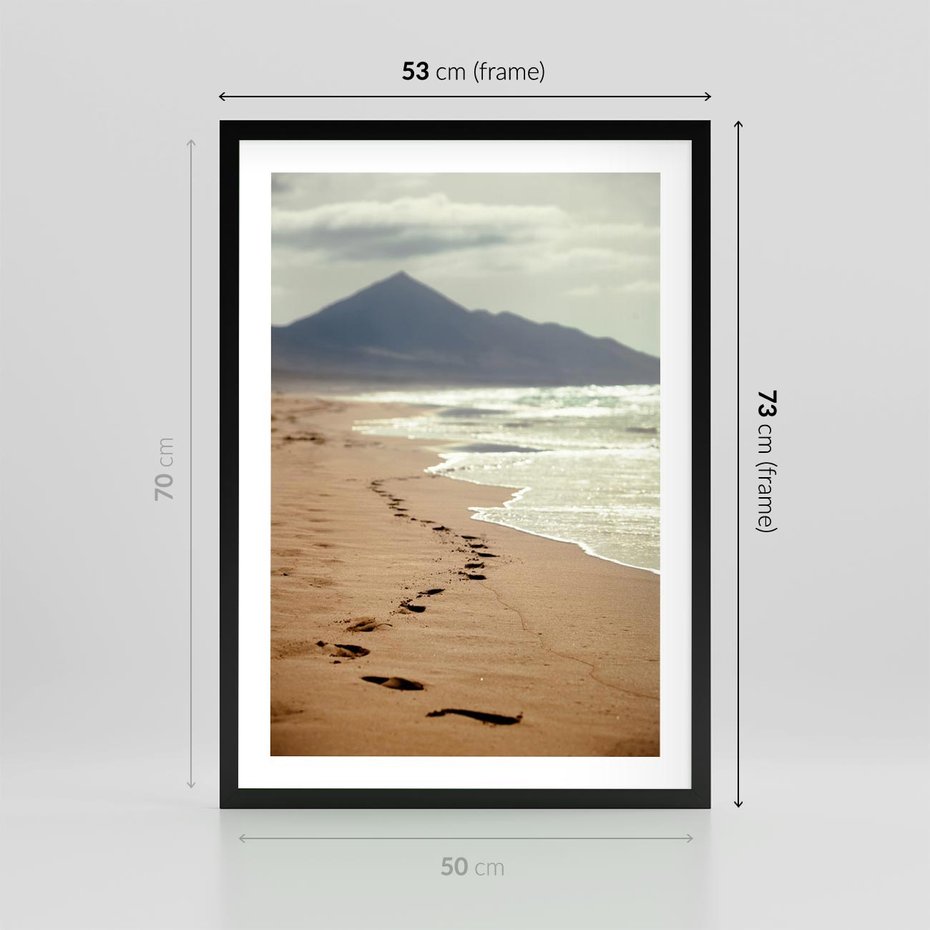Plakat w ramie 50x70 - Ślady stóp na plaży - plaża, ślady - rama czarna