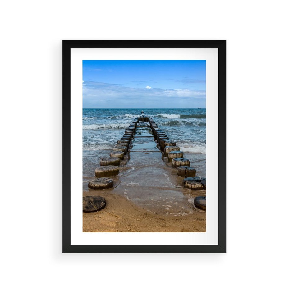Plakat w ramie 30x40 - Falochron na brzegu morza - falochron, morze - rama czarna